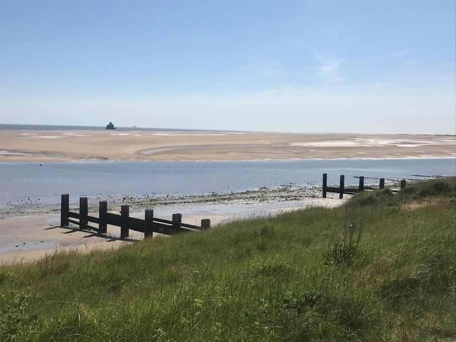 Seafront Apartment With Stunning Views Cleethorpes Extérieur photo